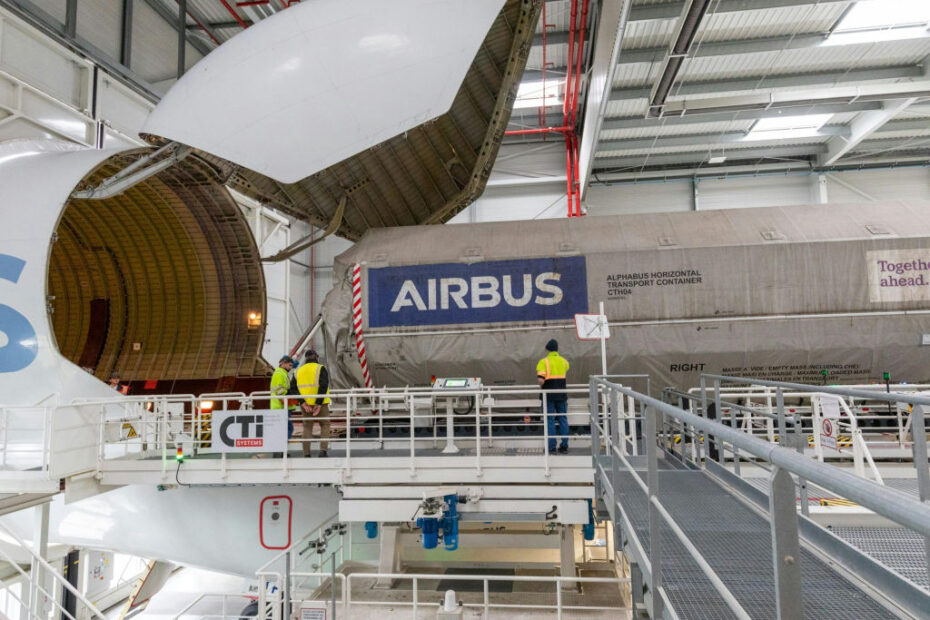 Carga del contenedor con el satélite en el avión Beluga. Copyright Airbus