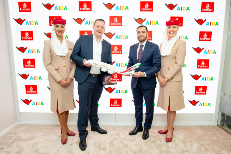 Adnan Kazim, Vicepresidente y Director Comercial de Emirates, entrega a Felix Eichhorn, Presidente de AIDA Cruises, un modelo de avión A380 con motivo de la renovación de su asociación. ©Emirates
