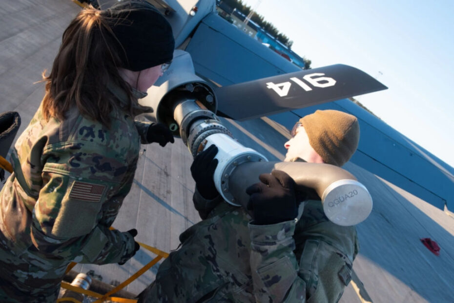 Sgto. Coty Ocke y Mikaela Swanson, jefes de tripulación del 914º Grupo de Mantenimiento, instalan un drogue en un KC-135 Stratotanker en la base aérea de Luleå-Kallax, Suecia, el 11 de marzo de 2024. Los aviadores asignados al 914º Ala de Reabastecimiento Aéreo están apoyando la Respuesta Nórdica 24 (NR24). NR24 proporciona oportunidades vitales para el personal en servicio activo de EE.UU., reservistas y miembros de la Guardia Nacional Aérea para integrar y entrenar junto a los aliados de la OTAN y otros ejércitos asociados para garantizar la interoperabilidad. (Foto de la Fuerza Aérea de EE.UU. por el Sargento Mayor Andrew Caya)