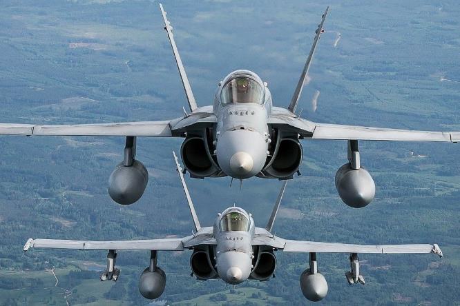 Los cazas F/A-18 Hornet finlandeses contribuirán por primera vez a la misión de la OTAN del 3 de junio al 31 de julio de 2024; el destacamento finlandés, compuesto por hasta ocho cazas F/A-18 Hornet y 100 aviadores, se desplegará en la base aérea de Mihail Kogălniceanu, Rumanía. Foto de archivo de Arnaud Chamberlin.