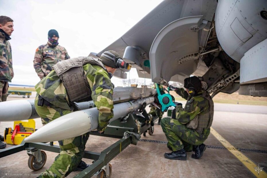 Personal de tierra francés y sueco durante un reciente despliegue ACE. Foto de archivo por cortesía de la Fuerza Aérea francesa.