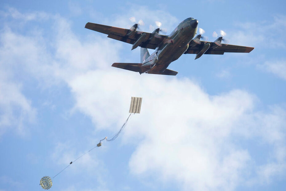 Un Hércules C-130H de la Fuerza Aérea de la República de Singapur deja caer una plataforma de equipo pesado. ©Defensa Australia
