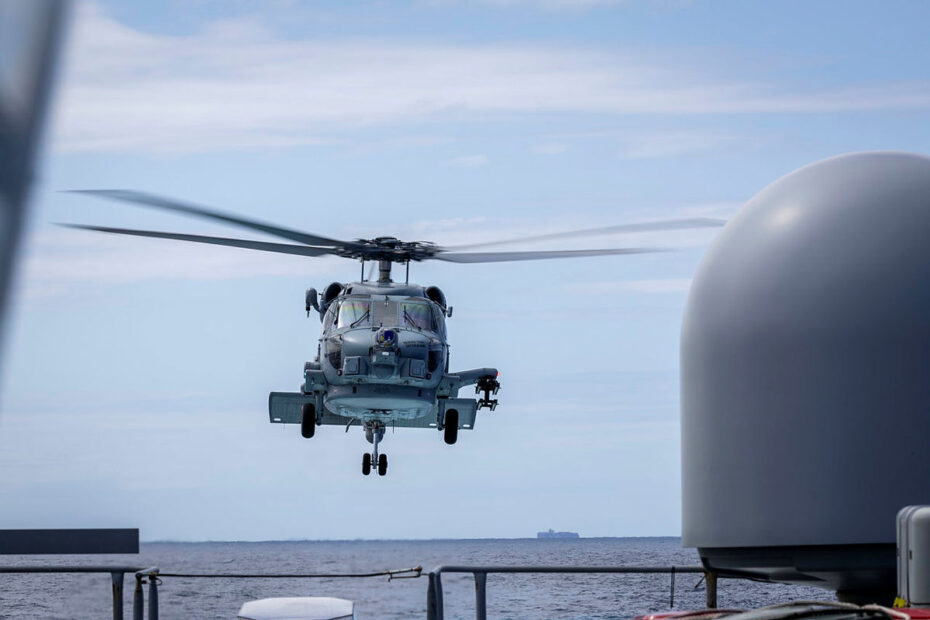 Un helicóptero Sikorsky MH-60R Seahawk de la Marina Real Australiana se prepara para aterrizar a bordo del HMAS Warramunga en el mar durante el Despliegue de Presencia Regional 24-1. ©Defensa de Australia