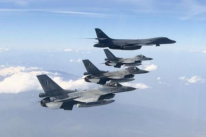 Ocho aviones de combate F-16 de la Fuerza Aérea Helénica participaron en el entrenamiento conjunto, escoltando a un bombardero estratégico B-1B y practicando ejercicios aéreos de aviación. Fotografía por cortesía de la Fuerza Aérea Helénica.