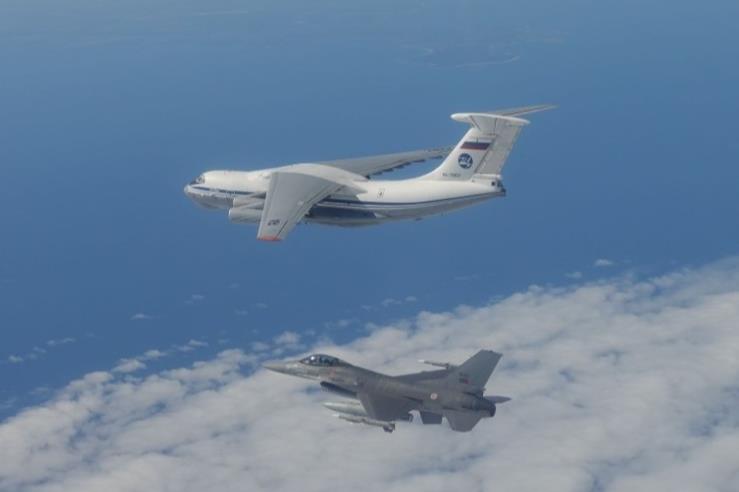 Durante su primera interceptación, los F-16 portugueses interceptaron y escoltaron a dos aviones rusos sobre aguas internacionales frente a los Estados Bálticos. Fotografía por cortesía de la Fuerza Aérea portuguesa.