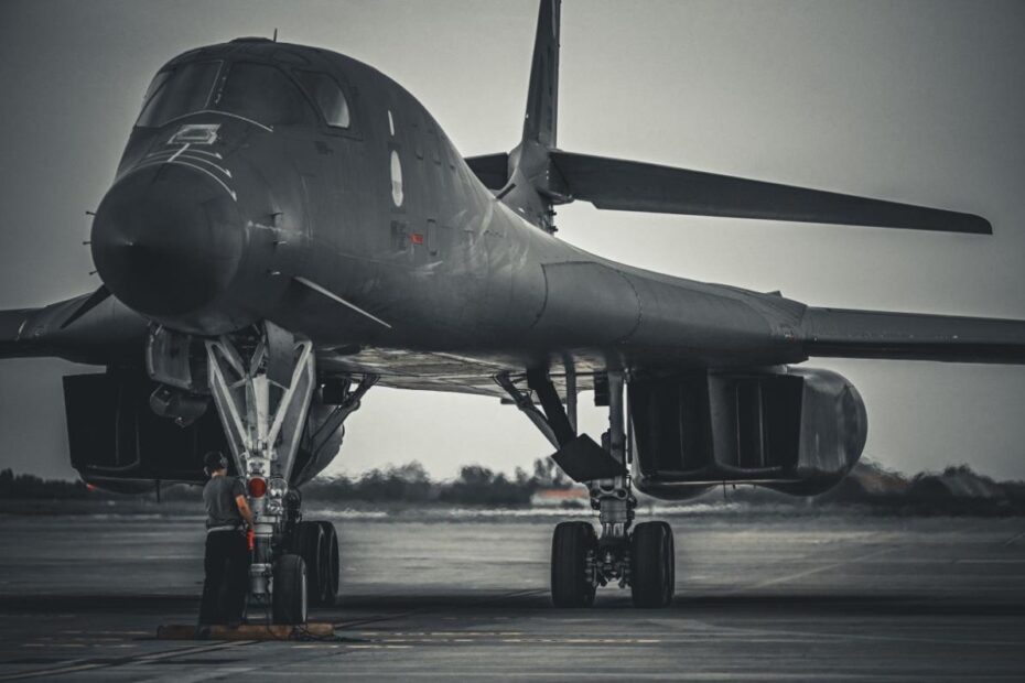 Un aviador estadounidense se prepara para completar el mantenimiento posterior al vuelo de un B-1B Lancer en la línea de vuelo de la Base Aérea de Morón, España, durante la Bomber Task Force Europe el 19 de abril de 2024. Foto de la Fuerza Aérea de EE.UU. por Holly Cook.