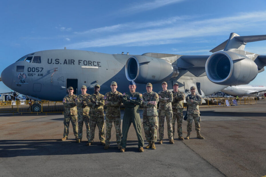 Una tripulación de un C-17 asignado a la 105ª Ala de Transporte Aéreo de la Guardia Nacional Aérea de Nueva York apoyó el Salón Aeronáutico de Singapur 2024 en la Base Aérea Este de Changi, República de Singapur, este mes de febrero. Foto de la ANG por Tech. Andrea Posey