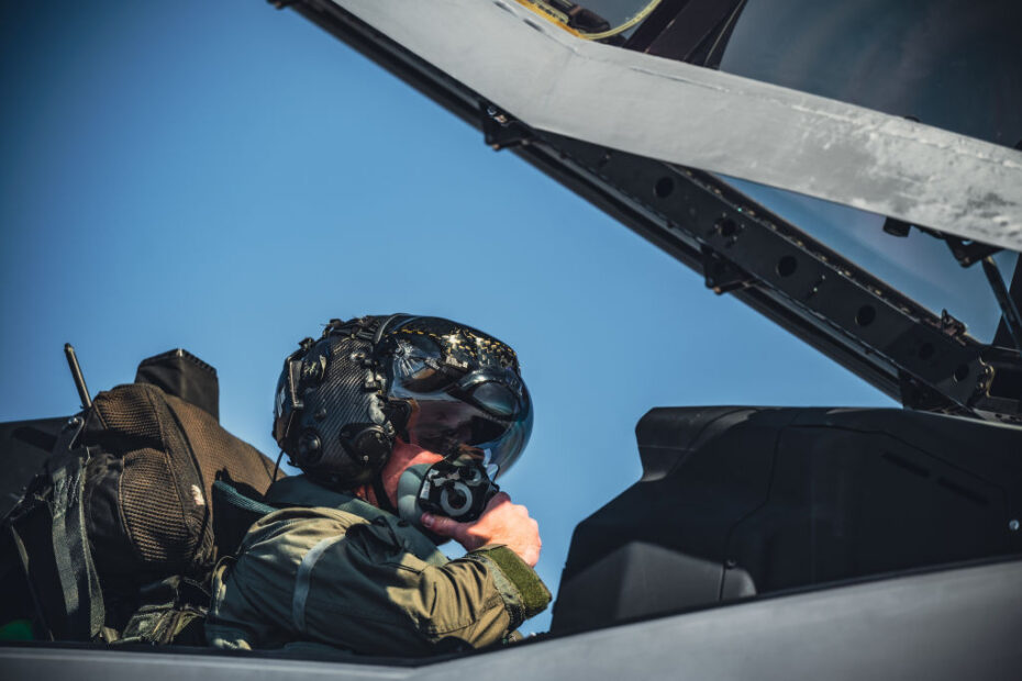 El Teniente Primero Tanner Tavrytzky, piloto del 301º Escuadrón de Cazas, se coloca una máscara de oxígeno en la Base Aérea de Tyndall, Florida, el 6 de abril de 2024. Está previsto que más de 70 F-35A se unan a la 325ª Ala de Caza en los próximos años, a medida que la Base Aérea de Tyndall continúe su transición para cultivar y mantener fuerzas desplegables listas para el combate. (Foto de la Fuerza Aérea de EE.UU. por el aviador de primera clase Zeeshan Naeem)