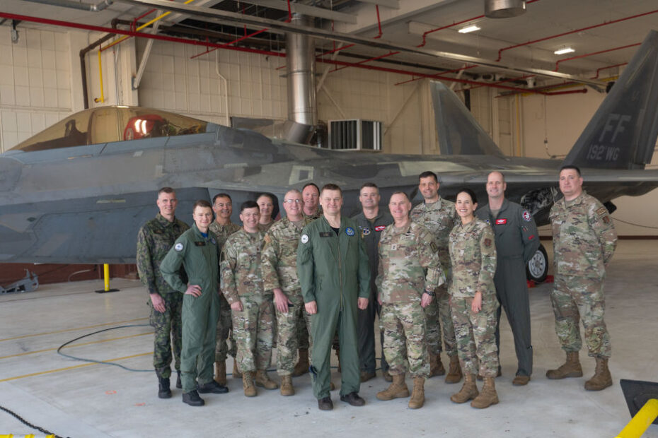 El General de División finlandés Juha-Pekka Keränen, comandante de la Fuerza Aérea de Finlandia, se reúne con los líderes de la Guardia Nacional de Virginia el 8 de abril de 2024, en la Base Conjunta Langley-Eustis en Hampton, Virginia. La VNG mantiene una relación duradera con Finlandia que incluye intercambios de entrenamiento militar entre las Fuerzas de Defensa finlandesas y los soldados y aviadores de la VNG. Imagen de la ©VNG/ANG