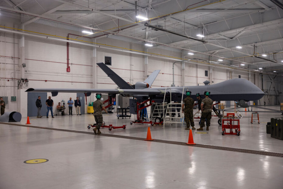 Marines estadounidenses del Escuadrón de Entrenamiento de Vehículos Aéreos no Tripulados (VMUT) 2 realizan un entrenamiento de familiarización con un avión no tripulado MQ-9A Reaper en la Estación Aérea del Cuerpo de Marines de Cherry Point, Carolina del Norte, el 11 de abril de 2024. Los infantes de marina de la VMUT-2 trabajaron junto con contratistas civiles para llevar a cabo un entrenamiento de familiarización con la primera aeronave no tripulada MQ-9A Reaper entregada y ensamblada. VMUT-2 servirá como Escuadrón de Reemplazo de la Flota MQ-9A Reaper del Cuerpo de Marines, cuya misión principal es entrenar a 7318 oficiales de sistemas aéreos no tripulados y 8022 operadores de sensores alistados.©US Marine Corps