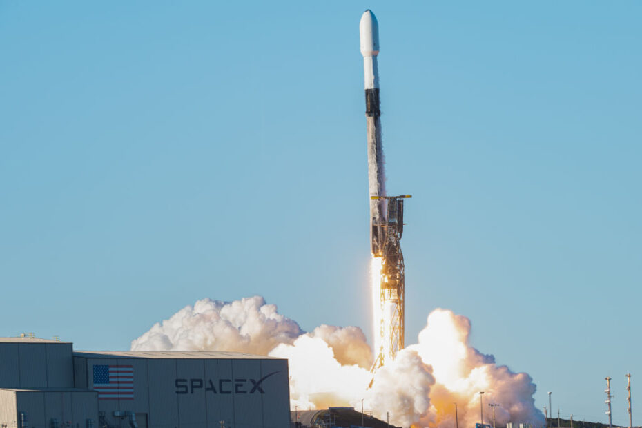Una misión de la Fuerza Espacial de EE.UU., que transporta el primer satélite de microondas de seguimiento del sistema meteorológico (WSF-M), se lanza a bordo de un cohete SpaceX Falcon 9 desde el Complejo de Lanzamiento Espacial 4-Este en la Base de la Fuerza Espacial Vandenberg, California, el 11 de abril de 2024. El vehículo espacial de órbita terrestre baja es capaz de detectar, almacenar y transmitir datos brutos de sensores de microondas para permitir la derivación del viento vectorial de la superficie del océano, la intensidad de los ciclones tropicales, la profundidad de la nieve, la humedad del suelo y la caracterización del hielo marino, apoyando las operaciones militares conjuntas y la planificación de misiones en todo el mundo. (Foto de la Fuerza Espacial de EE.UU. por la aviadora de primera clase Olga Houtsma)