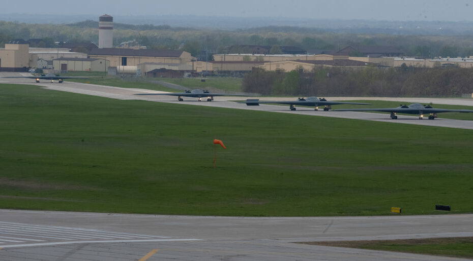 Un bombardero sigiloso B-2 Spirit asignado al Ala de Bombardeo 509 despega en la Base Whiteman de la Fuerza Aérea, Mo, el 15 de abril de 2024. El equipo Whiteman realizó un sobrevuelo masivo de 12 bombarderos sigilosos B-2 Spirit para culminar el ejercicio anual Spirit Vigilance. Foto de la ANG por el aviador de primera clase Matthew Domingo