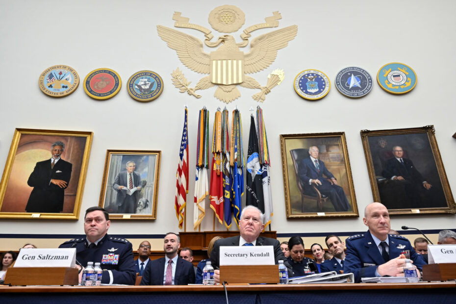 El Jefe de Operaciones Espaciales, General Chance Saltzman, el Secretario de la Fuerza Aérea, Frank Kendall, y el Jefe de Estado Mayor de la Fuerza Aérea, General David Allvin, escuchan los comentarios iniciales durante una audiencia del Comité de Servicios Armados de la Cámara de Representantes para la solicitud de presupuesto del Departamento de la Fuerza Aérea para el año fiscal 2025, Washington, D.C., 17 de abril de 2024. Esta imagen ha sido alterada para ocultar los distintivos de seguridad. (Foto de la Fuerza Aérea de EE.UU. por Eric Dietrich)