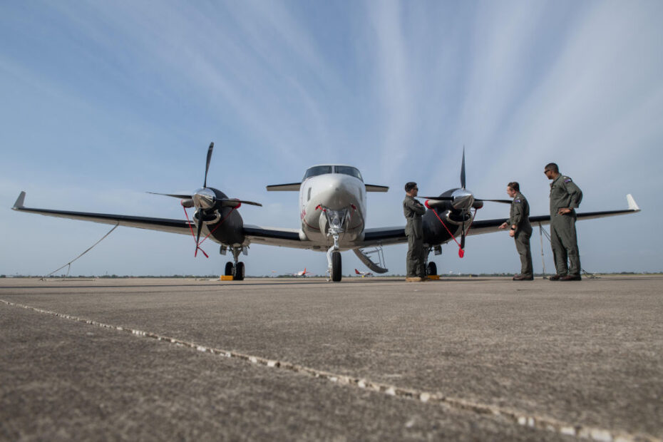 Un avión multimotor T-54A en la línea de vuelo de la Estación Aérea Naval de Corpus Christi el 18 de abril. La llegada del T-54A anuncia una nueva generación de aviadores navales que utilizarán el entrenador para ganar sus alas de oro. El avión incorpora las últimas actualizaciones en aviónica y navegación, incluyendo una cabina de última generación con avances tecnológicos en el sistema de gestión de vuelo. El T-54A sustituye al T-44C Pegasus, un avión que ha estado en servicio naval desde 1977. (Foto de la Marina de los EE.UU. por Anne Owens)