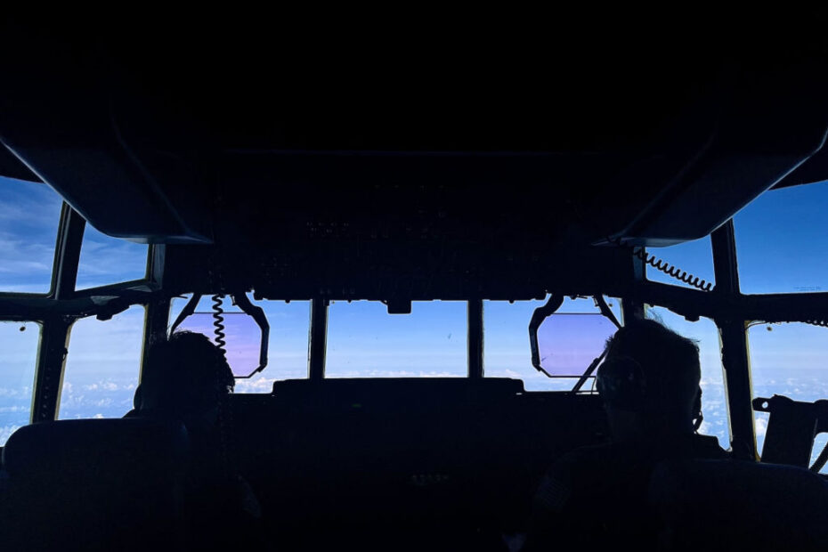 Los capitanes Ryan Murphy y John Toohey, pilotos del 40º Escuadrón de Transporte Aéreo C-130J, llevan a cabo una Operación de Máxima Resistencia en ruta hacia la Base de la Fuerza Aérea de Andersen, Guam, 20 de abril de 2024. Durante la operación, un C-130J Super Hercules equipado con depósitos de combustible externos se embarcó en una extraordinaria misión de 26 horas con un solo avión, demostrando la capacidad del escuadrón para operar durante largos periodos sin aterrizar. Foto de la USAF por el 2º Teniente Cyan Brown