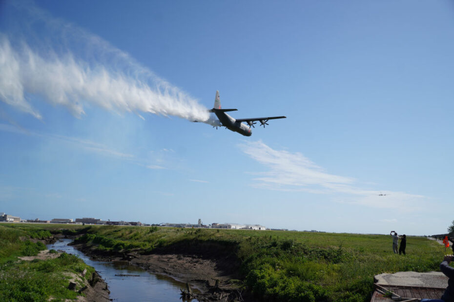 Un avión C-130J Super Hercules de la Guardia Nacional Aérea de California, asignado a la 146ª Ala de Transporte Aéreo, equipado con el Sistema Modular Aerotransportado de Lucha contra Incendios (MAFFS) realiza un lanzamiento de agua durante el entrenamiento MAFFS en la Estación de la Guardia Nacional Aérea de Channel Islands, Port Hueneme, California, 24 de abril de 2024. Tripulantes de la Guardia Nacional Aérea del 146º Ala de Transporte Aéreo de la Guardia Nacional Aérea de California y del 302º Ala de Transporte Aéreo de la Reserva de la Fuerza Aérea de EE.UU. se entrenan juntos para obtener su certificación de lucha contra incendios aéreos junto con el Servicio Forestal de EE.UU. y otras agencias de prevención de incendios forestales. El entrenamiento de recertificación incluye sesiones en el aula, operaciones de vuelo y en tierra para las tripulaciones aéreas de la Fuerza Aérea, pilotos civiles de aviones líderes y personal de apoyo del Servicio Forestal, la Oficina de Administración de Tierras y otras agencias federales y estatales. Foto de la ANG por Tech. Michelle Ulber