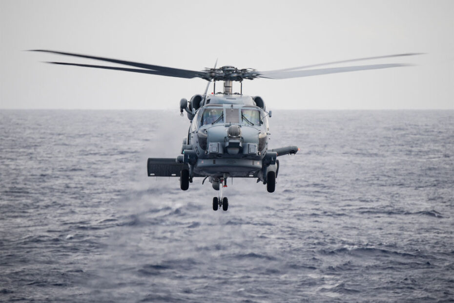 Lockheed Martin desarrollará un sistema de defensa aerotransportado de bajo tamaño, peso y potencia (SWaP), alineado con la Arquitectura de Sistemas Abiertos de Sensores (SOSA), que utilizará el Paquete Multi-Chip de Altera (AGRW027, también denominado MCP2) para su uso previsto en el helicóptero multimisión MH-60R de la Marina estadounidense. ©Lockheed Martin
