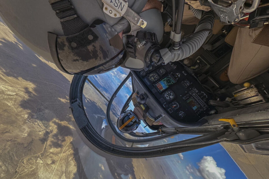 El piloto investigador de la NASA Nils Larson y el fotógrafo Jim Ross completan maniobras acrobáticas en un avión T-34C propiedad del Centro de Investigación de Vuelos Armstrong de la NASA en Edwards, California, durante un vuelo de prueba. NASA/Jim Ross