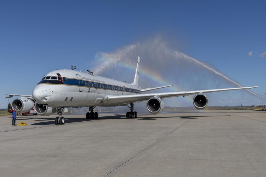 El avión DC-8 regresó al edificio 703 del Centro de Investigación de Vuelos Armstrong de la NASA en Palmdale, California, el 1 de abril de 2024, tras completar su última misión de apoyo a la Investigación Aerotransportada y por Satélite de la Calidad del Aire en Asia (ASIA-AQ). La aeronave y su tripulación fueron recibidos con una salva de agua de celebración por el Departamento de Bomberos de la Planta 42 de la Fuerza Aérea de los Estados Unidos. ©NASA/Steve Freeman