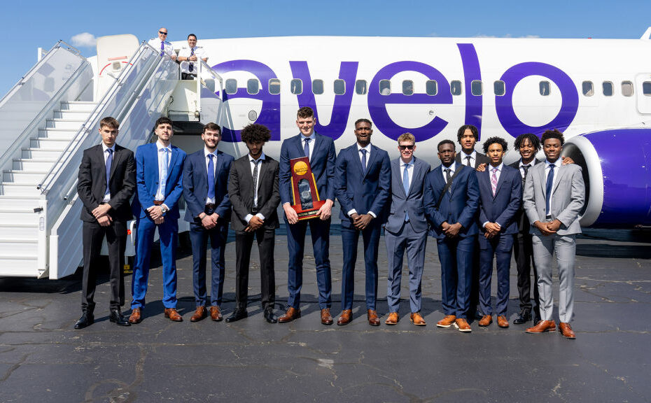 Avelo Airlines vuela con los campeones masculinos de baloncesto de la NCAA de la UConn a la celebración de la victoria en la Casa Blanca en mayo de 2023. ©Avelo Airlines