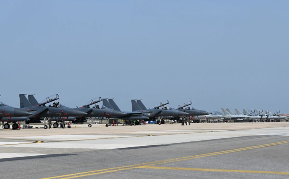 F-15K Slam Eagles y FA-50 Golden Eagles de la Fuerza Aérea de la República de Corea estacionan en el aeródromo de la Base Aérea de Kunsan, ROK, 12 de abril de 2024. Las fuerzas de seguimiento de la ROKAF llegaron de todo el país para participar en el Korea Flying Training 2024. (Foto de la Fuerza Aérea de EE.UU. por el sargento Nicholas Ross).