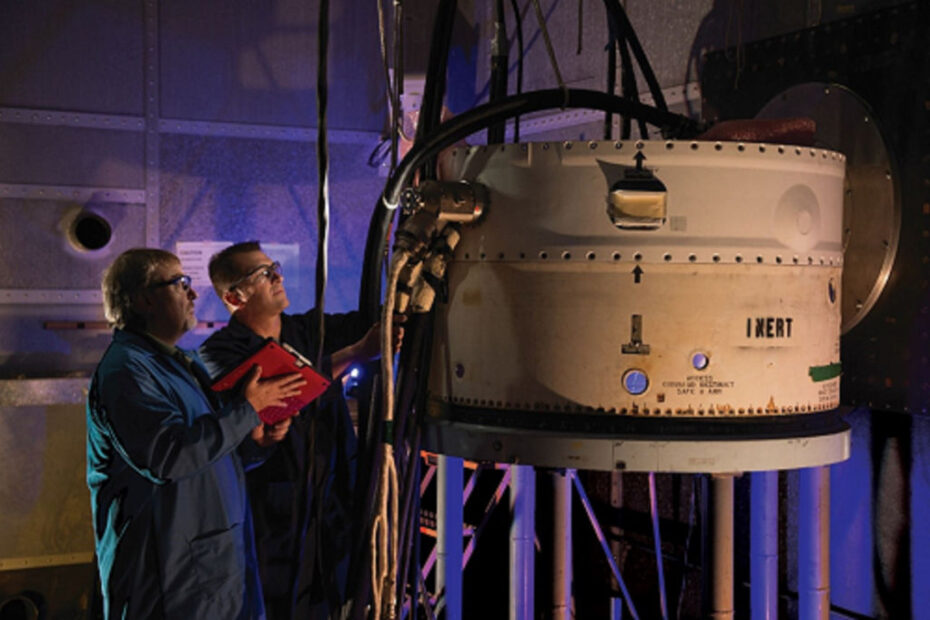 Empleados de Boeing inspeccionan el equipo de pruebas de un sistema de guiado y propulsión de un misil balístico intercontinental Minuteman III en las instalaciones de pruebas de Little Mountain. Foto de Boeing