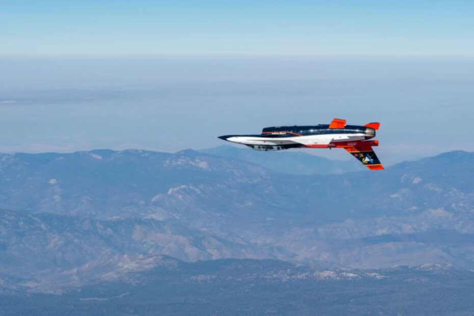 El X-62 Variable In-Flight Stability Test Aircraft (VISTA) vuela en los cielos de la Base Edwards de la Fuerza Aérea, California, 26 de agosto de 2022. La Escuela de Pilotos de Pruebas de las Fuerzas Aéreas de EE.UU. y la Agencia de Proyectos de Investigación Avanzada de Defensa fueron finalistas del Trofeo Robert J. Collier 2023, un reconocimiento formal a los recientes avances que han lanzado la era del aprendizaje automático en la industria aeroespacial. Los equipos trabajaron juntos para probar ejecuciones revolucionarias en algoritmos de inteligencia artificial utilizando el avión X-62A VISTA como parte del programa Air Combat Evolution (ACE) de DARPA. (Foto de la Fuerza Aérea por Kyle Brasier)