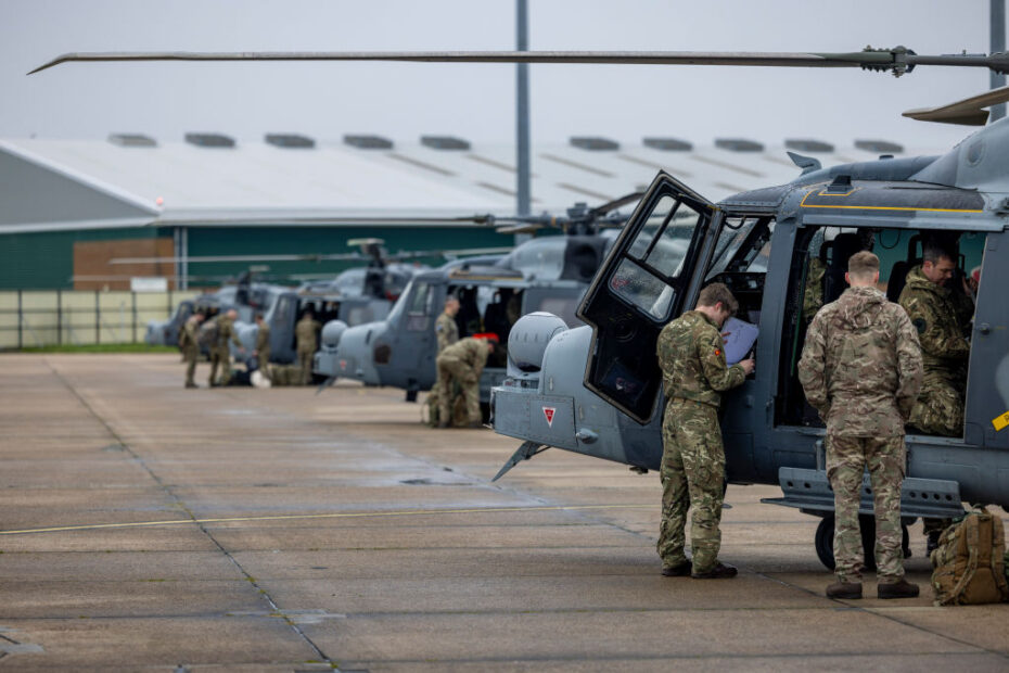 Soldados del 4 Regimiento del Grupo de Combate del Cuerpo Aéreo del Ejército realizan comprobaciones previas al vuelo en sus helicópteros Wildcat. ©Ejército británico
