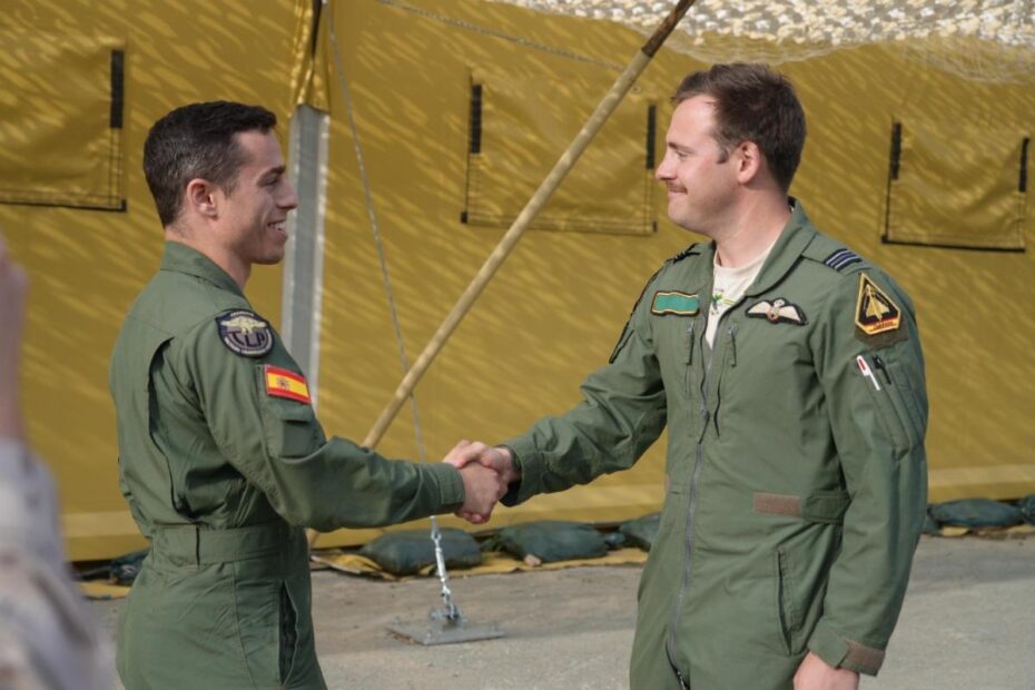 El Teniente José S. Caamaño Sánchez y el Teniente de Vuelo Wilkinson intercambiando experiencias antes y después del entrenamiento de vuelo. ©Crown