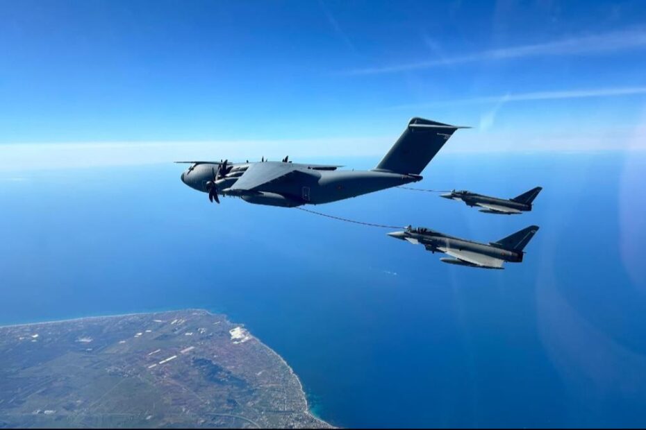 En el vuelo de despliegue de 2.500 km desde España hasta la costa rumana del Mar Negro, un avión de reabastecimiento A400M español prestó apoyo a los Eurofighter españoles. Foto cortesía de la Fuerza Aérea Española.
