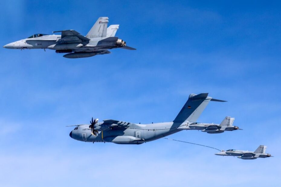 Aviones de combate F/A-18 finlandeses recibiendo combustible de un avión cisterna/de transporte A400M alemán durante unos ejercicios combinados que mejoran la interoperabilidad y las habilidades de los pilotos aliados. Foto de la Fuerza Aérea finlandesa.