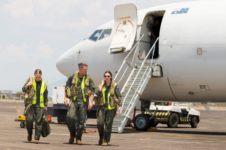 Tripulación saliendo de un avión E-7A Wedgetail de la Real Fuerza Aérea Australiana tras realizar una salida durante el ejercicio Balikatan, Filipinas. (De izq. a dcha: RAAF FLGOFF Kate Sherwood, Capitán (USAF) Joseph Gonzales, FLGOFF Ashlee Johnston)