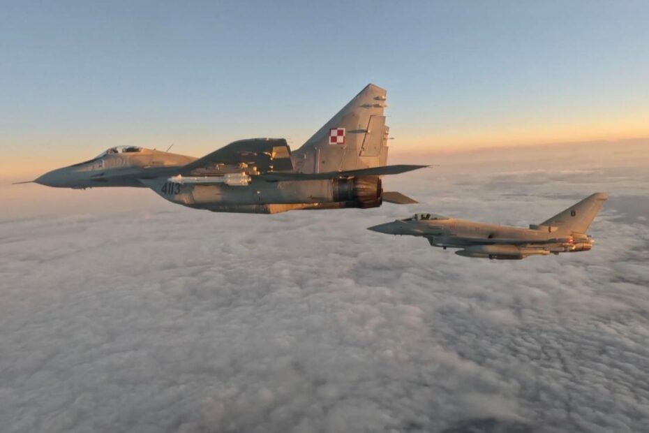 Un Eurofighter italiano y un MiG-29 polaco llevan a cabo una misión de entrenamiento combinado en el espacio aéreo polaco para perfeccionar tácticas, técnicas y procedimientos de interoperabilidad. Fotografía por cortesía de la Fuerza Aérea Italiana.