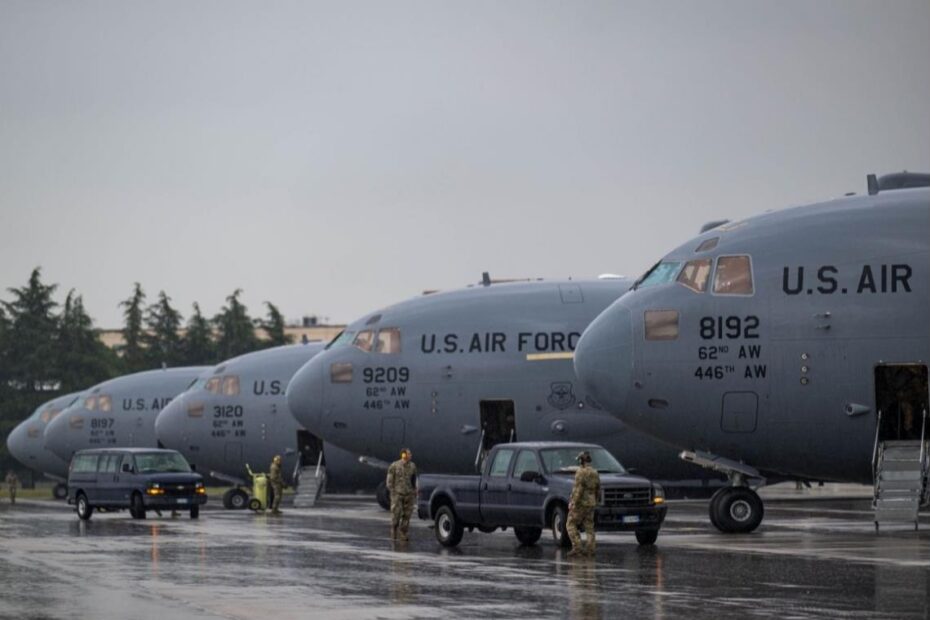 C-17 Globemaster III estadounidenses se preparan para despegar durante el ejercicio Swift Response 24 en la base aérea de Aviano, Italia, el 7 de mayo de 2024. El despliegue se llevó a cabo como un empleo de combate ágil que permite a las fuerzas estadounidenses en Europa operar desde varios lugares. Fotografía de Joseph Bartoszek.