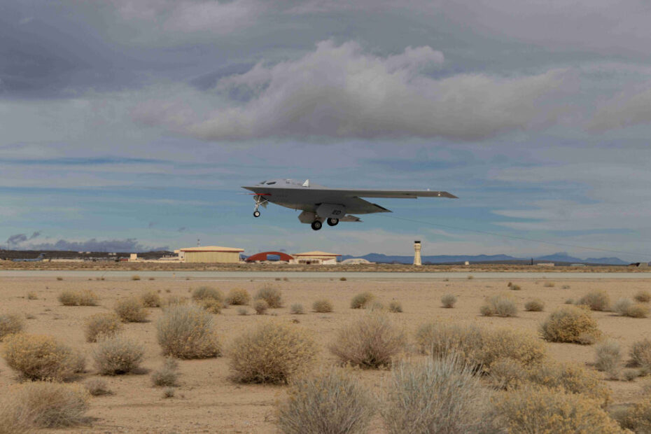Un B-21 Raider realiza pruebas en tierra, rodaje y operaciones de vuelo en la Base de la Fuerza Aérea de Edwards, California, donde sigue avanzando para convertirse en la columna vertebral de la flota de bombarderos de la Fuerza Aérea de EE.UU.. El B-21 poseerá el alcance, el acceso y la carga útil para penetrar en los entornos de amenaza más disputados y poner en peligro cualquier objetivo en todo el mundo. El programa B-21 está en camino de entregar aviones a mediados de la década de 2020 a Ellsworth AFB, Dakota del Sur, que será la primera base principal de operaciones del B-21 y la ubicación de la unidad de entrenamiento formal del B-21. (Foto de cortesía)