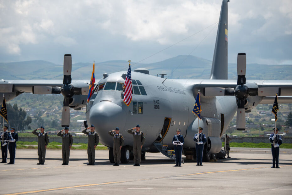 Miembros de la Fuerza Aérea Ecuatoriana saludan durante una ceremonia de bienvenida a la llegada de un Hércules C-130H a la Fuerza Aérea Ecuatoriana en Latacunga, Ecuador, 25 de marzo de 2024. Ecuador y la Guardia Nacional de Kentucky han sido socios bajo el Programa de Asociación Estatal desde 1996. Foto de la ANG por Philip Speck