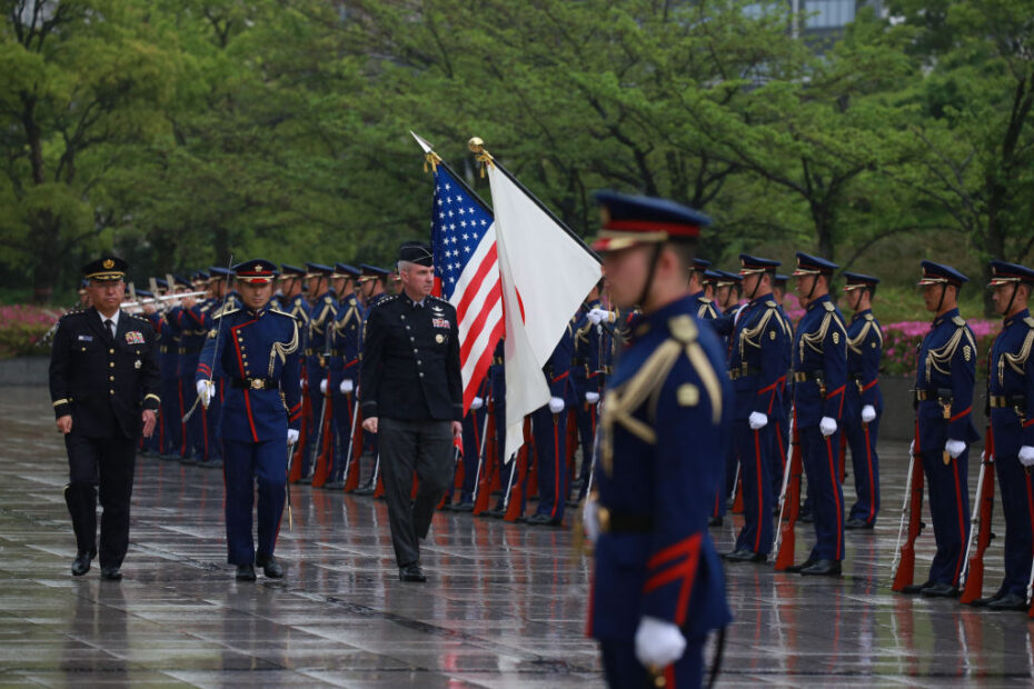 El general Stephen N. Whiting, comandante del Mando Espacial de los Estados Unidos, pasa revista a la guardia de honor ceremonial de las Fuerzas de Autodefensa de Japón, junto al general Yoshihide Yoshida, jefe del Estado Mayor Conjunto de Japón, durante una ceremonia de llegada frente al Ministerio de Defensa japonés en Tokio, el 24 de abril de 2024. Whiting y el sargento mayor jefe de la Fuerza Espacial de los EE.UU. Jacob Simmons, líder alistado superior del mando del USSPACECOM, visitaron la región del Indo-Pacífico del 18 al 28 de abril como parte de su primer viaje internacional como equipo de mando combatiente. (Foto de cortesía de la Fuerza Espacial de EE.UU.)