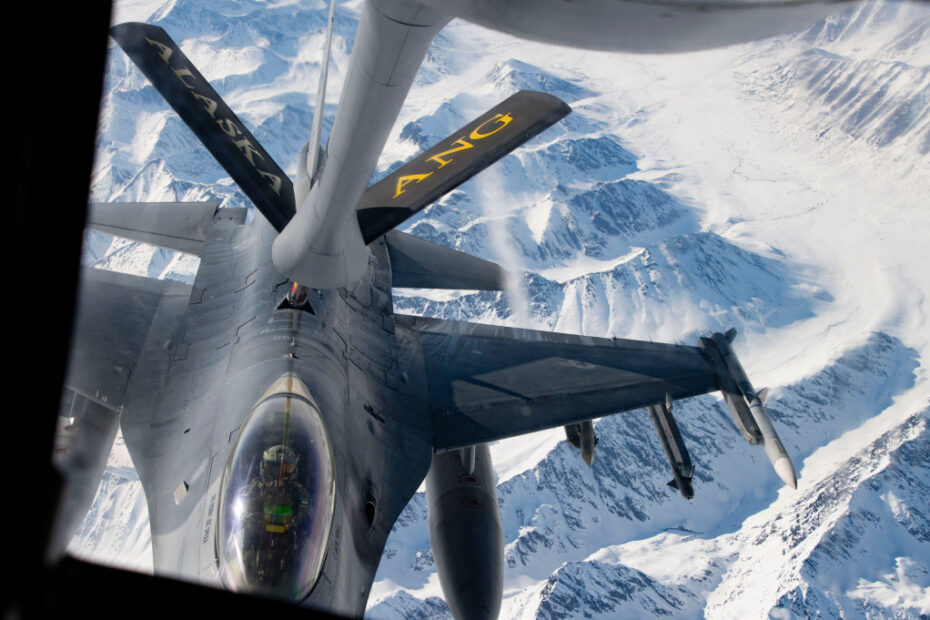 Un F-16 Fighting Falcon estadounidense se aproxima al brazo de un KC-135 Stratotanker del Ala 168 durante las operaciones de reabastecimiento aéreo Red Flag Alaska 24-1 sobre Alaska el 24 de abril de 2024. El Ala 168 proporcionó reabastecimiento aéreo durante el ejercicio. Foto de la Alaska ANG por la sargento mayor Julie Avey.