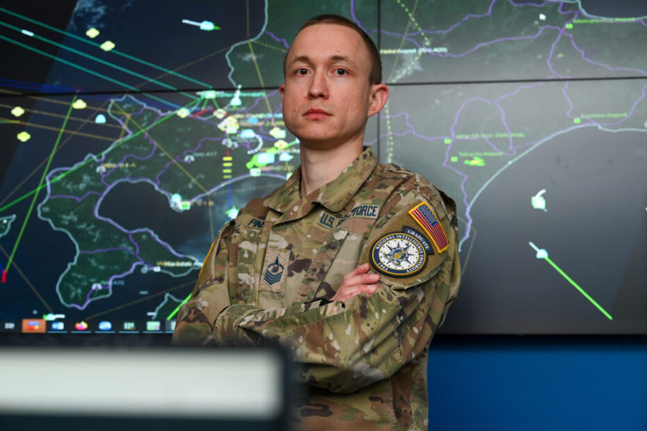 El sargento mayor Patrick Pineda, instructor de la Academia de la Fuerza Aérea de EE.UU., posa para una foto en el laboratorio multidominio de la Academia de la Fuerza Aérea, en Colorado, el 3 de mayo de 2024. Pineda es el primer Guardián alistado que sirve como instructor académico en la Academia. (Foto de la Fuerza Aérea de EE.UU. por el sargento Michael Ward).