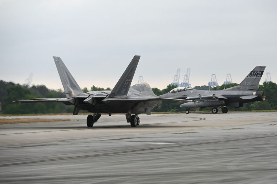 Un caza F-16 Fighting Falcon de la 169ª Ala de Caza de la Guardia Nacional Aérea de Carolina del Sur y un F-22 Raptor asignado a la 1ª Ala de Caza, Base Conjunta Langley-Eustis, Virginia, rodando durante el ejercicio Sentry Savannah organizado por el Air Dominance Center en Savannah, Georgia, el 9 de mayo de 2024. Foto de la ANG por la Teniente 2ª Nicole Szews