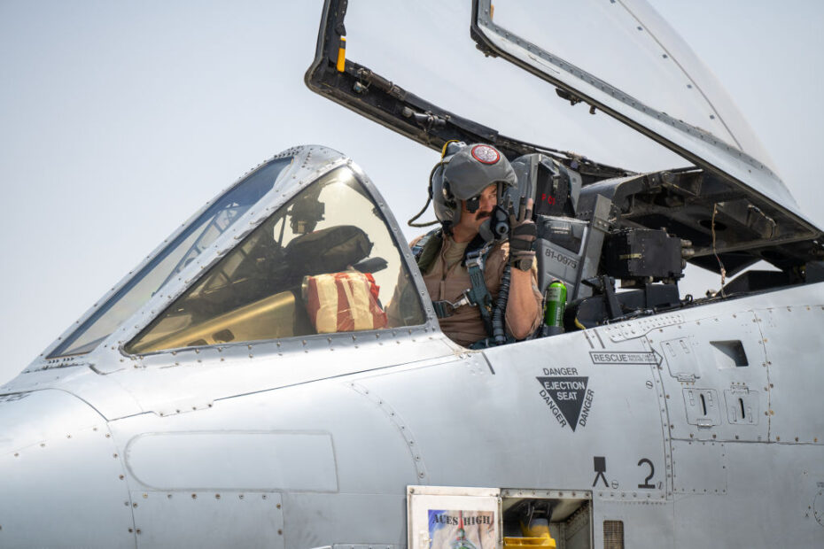 A-10 Thunderbolt II de la Fuerza Aérea de EE.UU. del 104º Escuadrón de Caza, asignado a la Guardia Nacional Aérea de Maryland, así como personal de apoyo participan en Desert Flag 2024, 9 de mayo de 2024. Desert Flag proporciona un entrenamiento estratégico que incluye a 10 países y 12 aeronaves distintas para crear una fuerza de combate cohesionada en la defensa de la Península Arábiga. Junto con Estados Unidos, los países participantes son: Francia, Alemania, Kuwait, Omán, Arabia Saudí, Corea del Sur, Turquía, Emiratos Árabes Unidos y Reino Unido. (Foto de la Fuerza Aérea de EE.UU.)