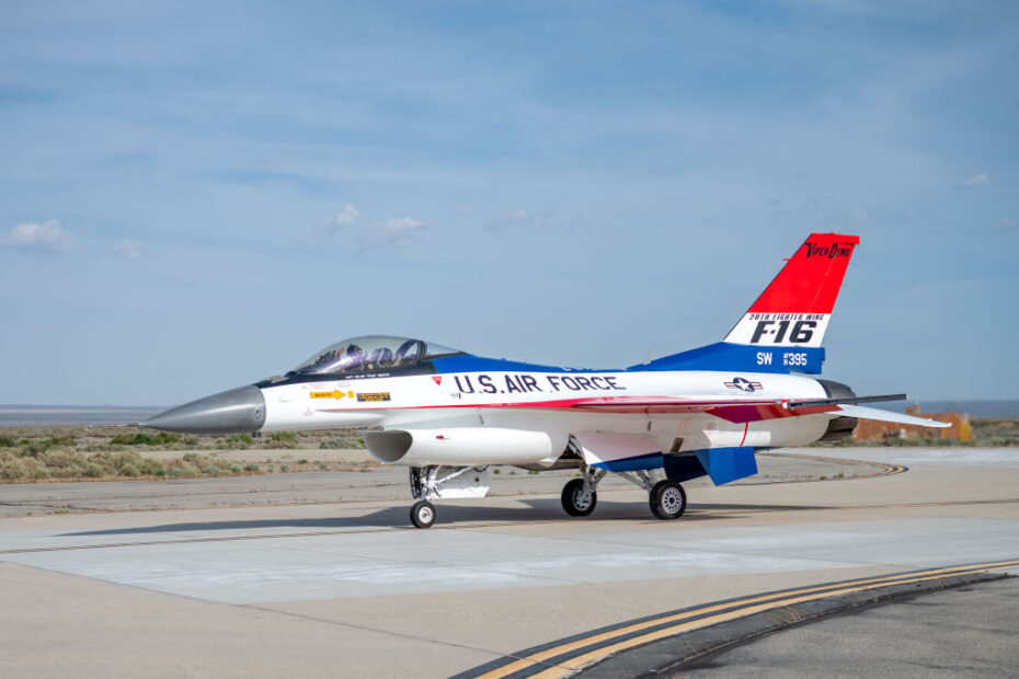 El capitán de la Fuerza Aérea de EE.UU. Taylor "FEMA" Hiester, comandante y piloto del equipo de demostración del F-16 Viper, hace un taxi en la base Edwards de la Fuerza Aérea, California, el 13 de mayo de 2024. El equipo utilizará el esquema de pintura del 50 aniversario del YF-16 para las temporadas de exhibiciones aéreas de 2024 y 2025. (Foto de la Fuerza Aérea de EE.UU. por la aviador senior Meghan Hutton)