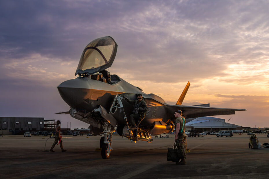 El capitán de la Fuerza Aérea de Estados Unidos Justin Fischer, piloto de caza de la Guardia Nacional Aérea de Vermont, se prepara para pilotar un avión F-35A Lightning II durante un ejercicio en la base aérea de Tyndall, Florida, el 16 de mayo de 2024. Foto de la ANG por Sargt. Jana Somero