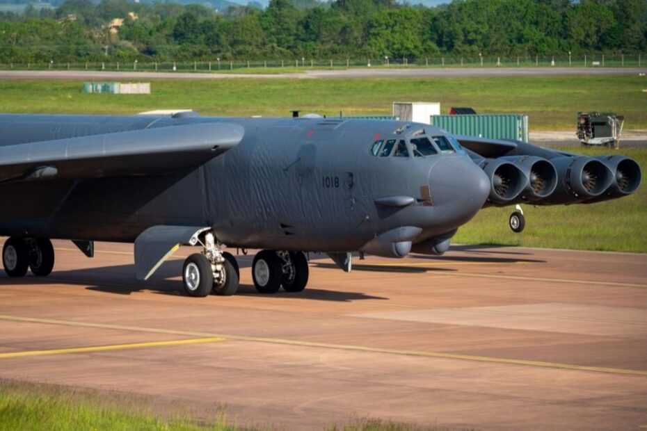 Un B-52H Stratofortress de la Fuerza Aérea de EE.UU. se desplaza por la pista de rodaje de la Base Real de la Fuerza Aérea de Fairford, Reino Unido, 20 de mayo de 2024. Las fuerzas conjuntas del Mando Europeo de EE.UU. están comprometidas, posicionadas y preparadas con una fuerza creíble para asegurar, disuadir y defender en un entorno de seguridad cada vez más complejo. Foto de la Fuerza Aérea de EE.UU. por Jared Brewer.