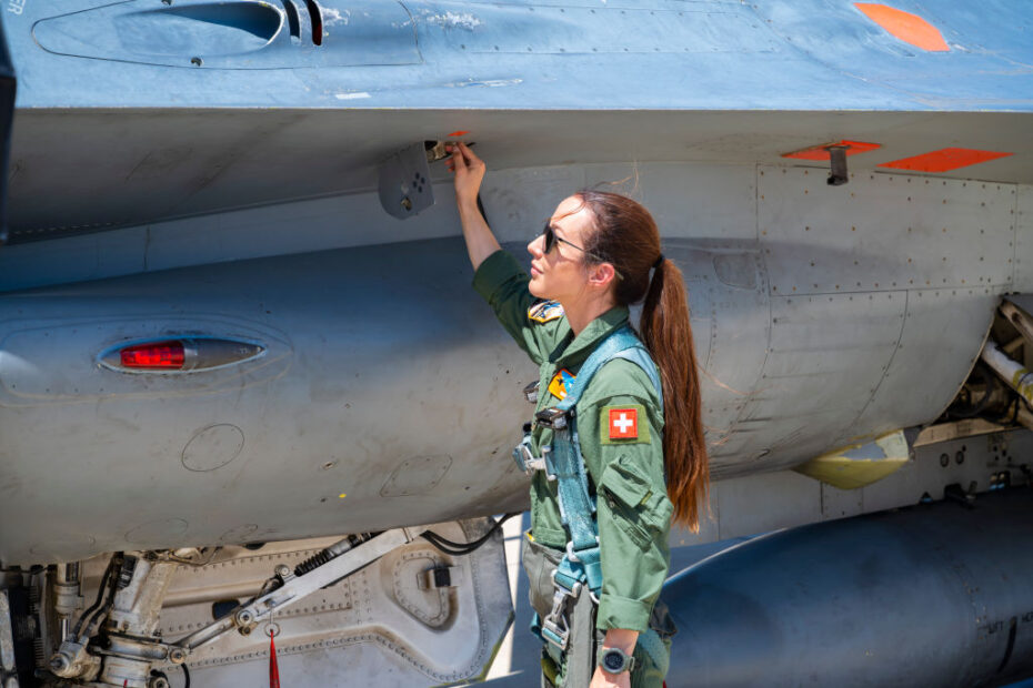 La capitana Fanny Chollet, estudiante de piloto de pruebas de la Fuerza Aérea suiza, se prepara para un vuelo en la base Edwards de la USAF. Una vez que se gradue de la U.S. Air Force’s Test Pilot School el 8 de junio de 2024, será la primera mujer piloto de pruebas de la Fuerza Aérea suiza. Chollet es también la primera mujer piloto de caza de la Fuerza Aérea suiza. (Fotografía de la Fuerza Aérea por Mary Kozaitis)