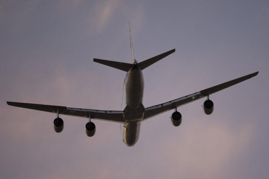 El avión DC-8 de la NASA despega en un vuelo desde la Planta 42 de la Fuerza Aérea de EE.UU. en Palmdale, California, al atardecer. El DC-8 tiene su base en el edificio 703 del Centro de Investigación de Vuelo Armstrong de la NASA, situado en la Planta 42. ©NASA/Carla Thomas