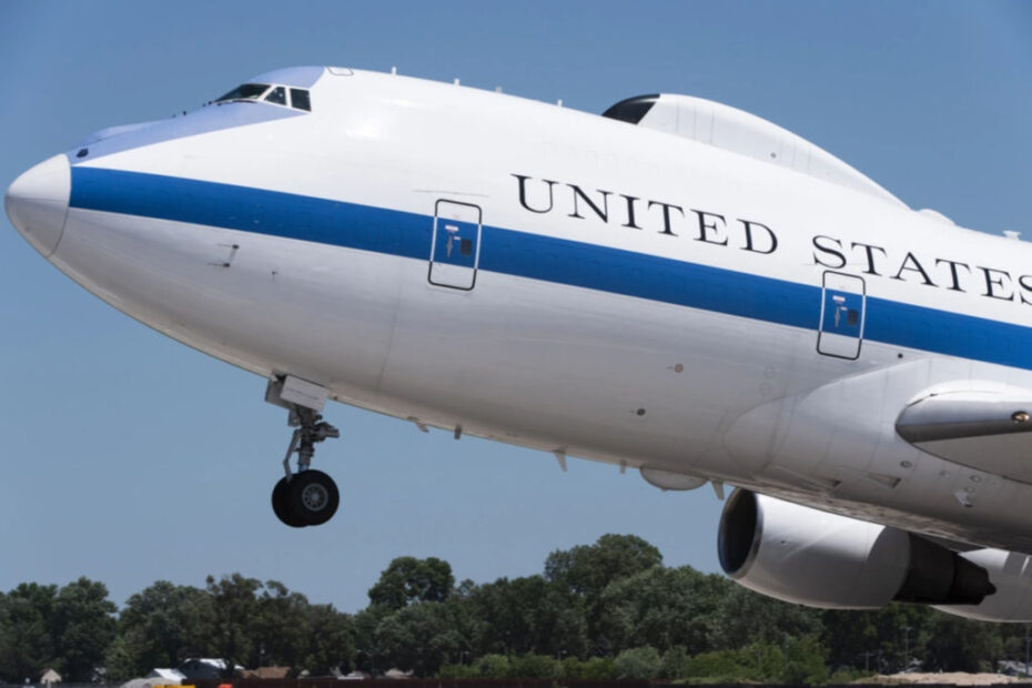 Un avión E-4B del Centro Nacional de Operaciones Aerotransportadas de la Fuerza Aérea de EE.UU despega de la base aérea de Offutt, Nebraska, el 10 de julio de 2019. En caso de emergencia nacional o destrucción de los centros de mando y control en tierra, la aeronave proporciona un centro de mando, control y comunicaciones de alta capacidad de supervivencia para dirigir las fuerzas estadounidenses, ejecutar órdenes de guerra de emergencia y coordinar las acciones realizadas por las autoridades civiles. (Foto de la Fuerza Aérea de EE.UU. por el sargento Jacob Skovo)