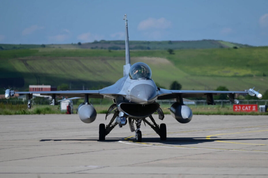 Un F-16 Fighting Falcon de la Fuerza Aérea de EE.UU. asignado al 555º Escuadrón de Caza realiza un rodaje tras una misión de salida durante el ejercicio Astral Knight 24 en Câmpia Turzii, Rumanía, 16 de mayo de 2024. El ejercicio Astral Knight 24 mejora la preparación para el combate de los aliados de la OTAN participantes, garantizando su capacidad para responder rápidamente a las amenazas emergentes. (Foto de la Fuerza Aérea de EE.UU. por el aviador Raya Feltner)