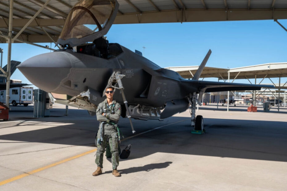 El capitán de la Fuerza Aérea de EE.UU. Garrett Ellis, piloto instructor del 308º Escuadrón de Cazas, posa delante de un F-35 Lightning II antes de realizar la salida número 100.000 del F-35 en la Base de la Fuerza Aérea Luke de EE.UU., Arizona, el 9 de mayo de 2024. La salida marcó un hito para el 56º Ala de Caza y para todo el equipo de Luke AFB que lo hizo posible. (Foto de la Fuerza Aérea de EE.UU. por el aviador superior Jakob Hambright)