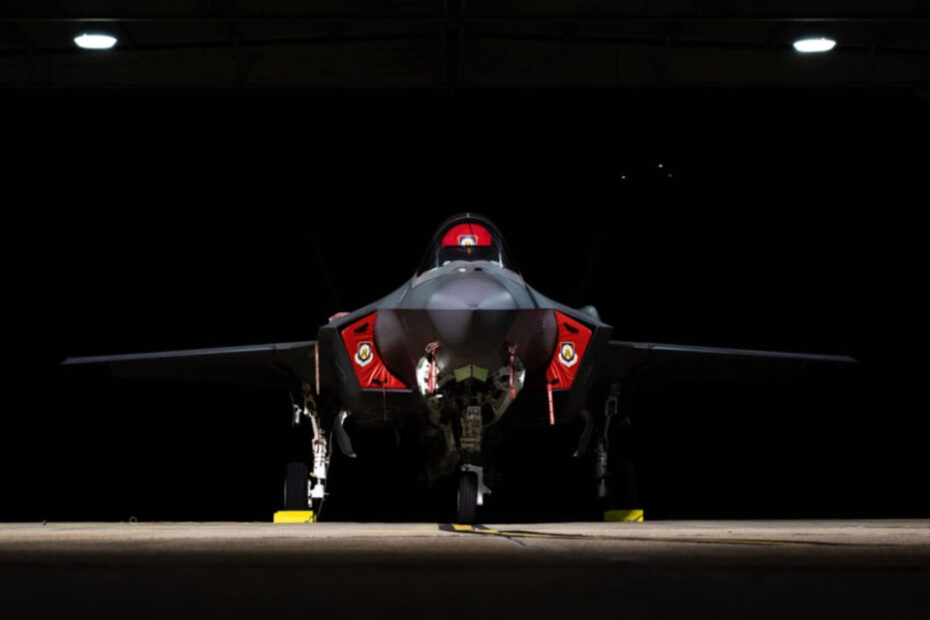 Un F-35A Lightning Ii del Ala de Caza 187 estacionado durante operaciones nocturnas el 29 de mayo de 2024. La formación garantiza que nuestros mantenedores y pilotos sigan preparados para cumplir la misión independientemente de la hora de las operaciones con eficacia. ©USAF/Foto del 1er Teniente Michael Luangkhot